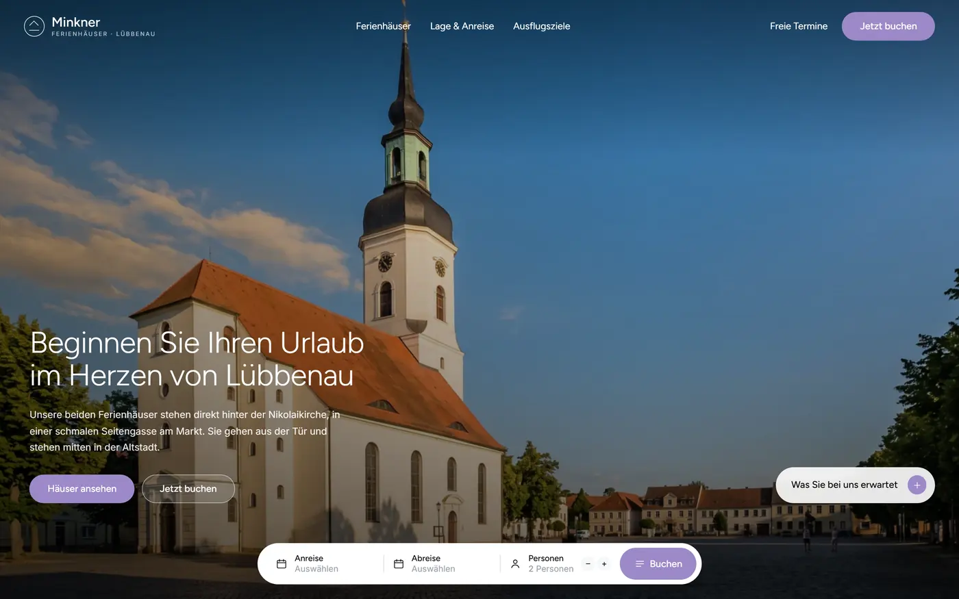 Neue Startseite der Ferienhäuser Minkner mit Nikolaikirche im Hero und Buchungsleiste